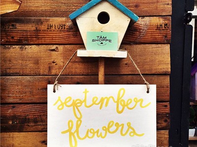 Bảng hiệu gỗ September Flower